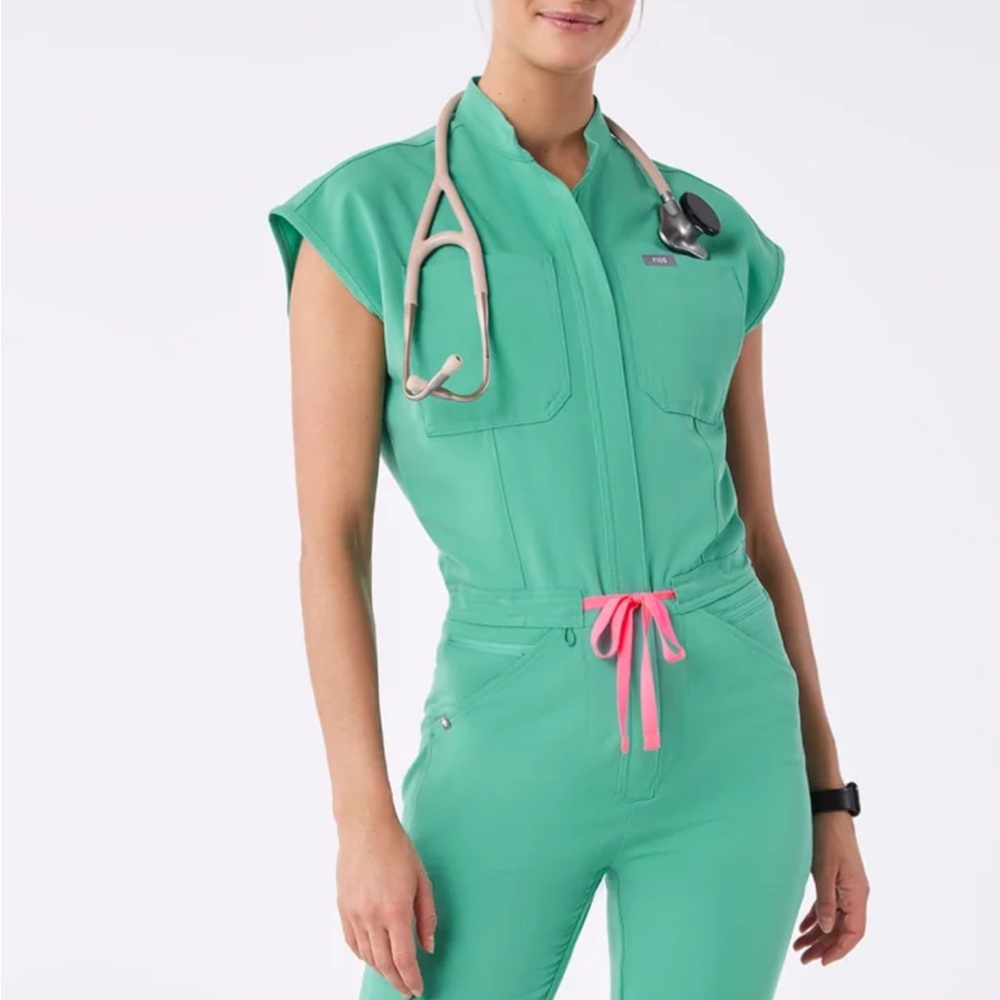 FIGS Rafaela Cargo Jumpsuit
Color: Surgical Green
Size: XS Petite 
NEVER WORN!!!